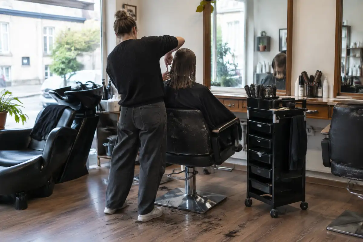 Convention collective de la coiffure (IDCC 2596) : grille 2026, SMIC et prime d'ancienneté